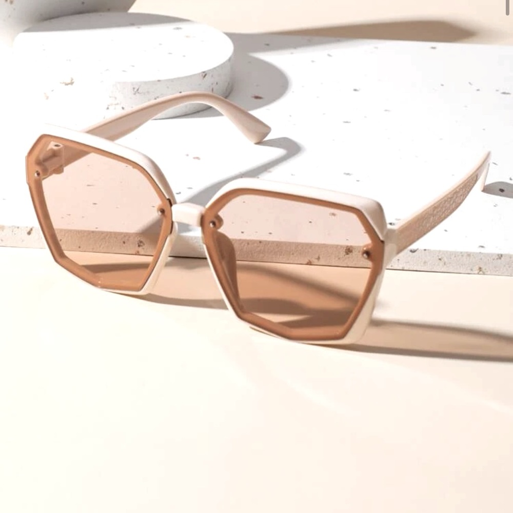 Oversized Sunglasses 😎 - Picture 2 of 2